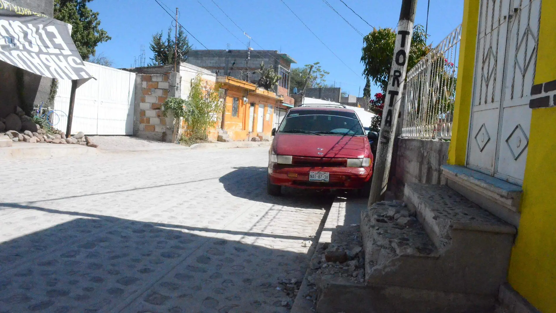 Casas con escalones dañados, en este caso se formaron grietas que permiten el ingreso del agua de lluvia al domicilio.  Foto Luis Luévanos  El Sol de San Juan del Río.